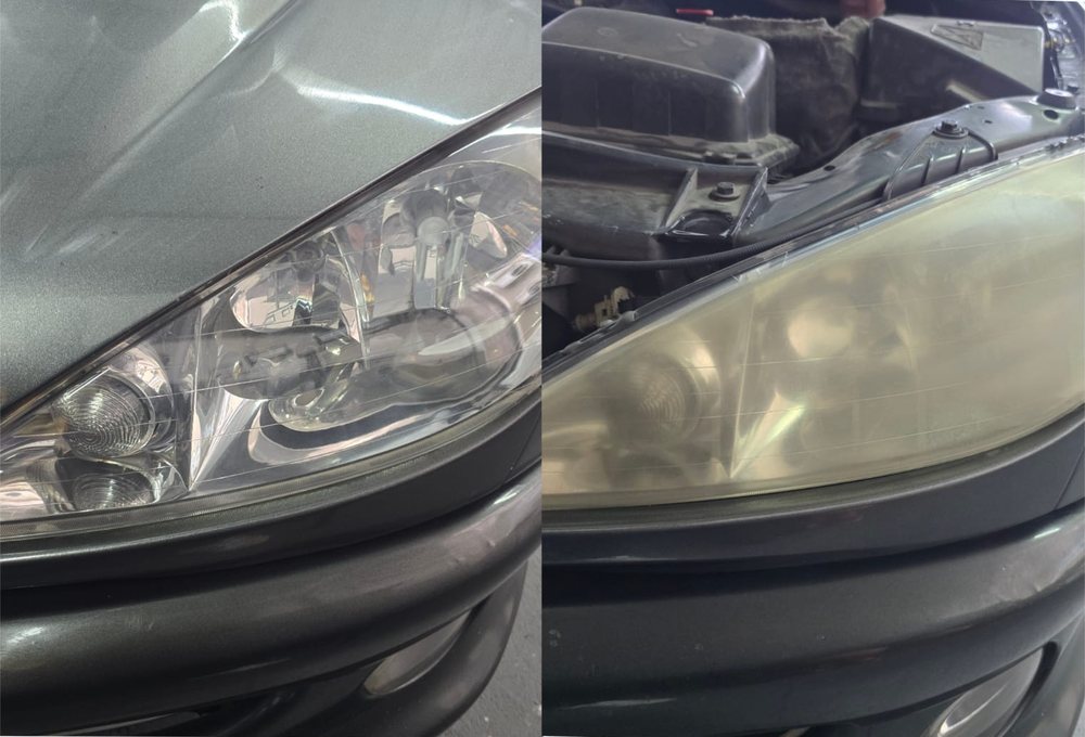 Farol de um carro cinza. À esquerda, depois, transparente e brilhante. À direita, antes, amarelado e opaco.