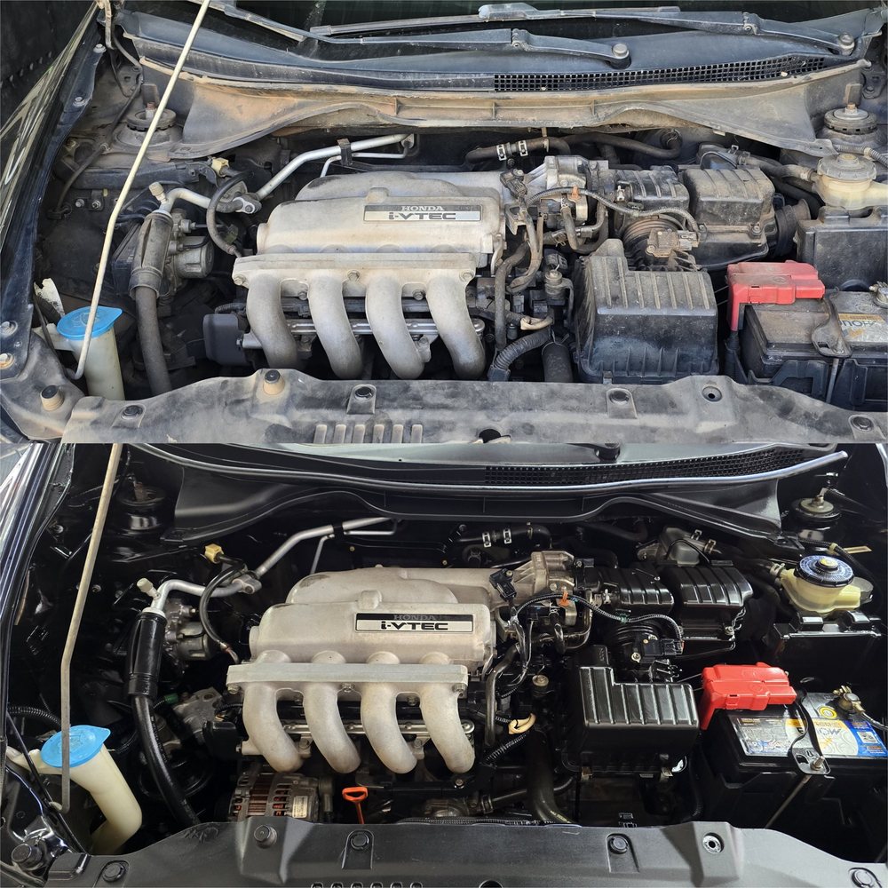 Cofre do motor de um Honda i-VTEC. Em cima, antes, com poeira e sujeira. Embaixo, depois, com as peças limpas e pretas.